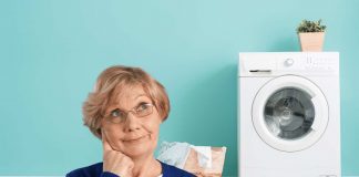 Nonna, con alle spalle il cesto del bucato e la lavatrice