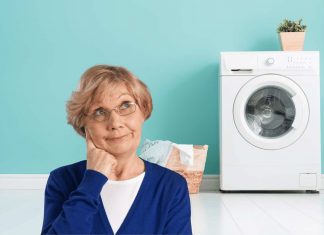 Nonna, con alle spalle il cesto del bucato e la lavatrice