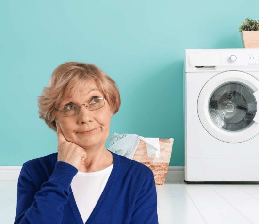 Nonna, con alle spalle il cesto del bucato e la lavatrice