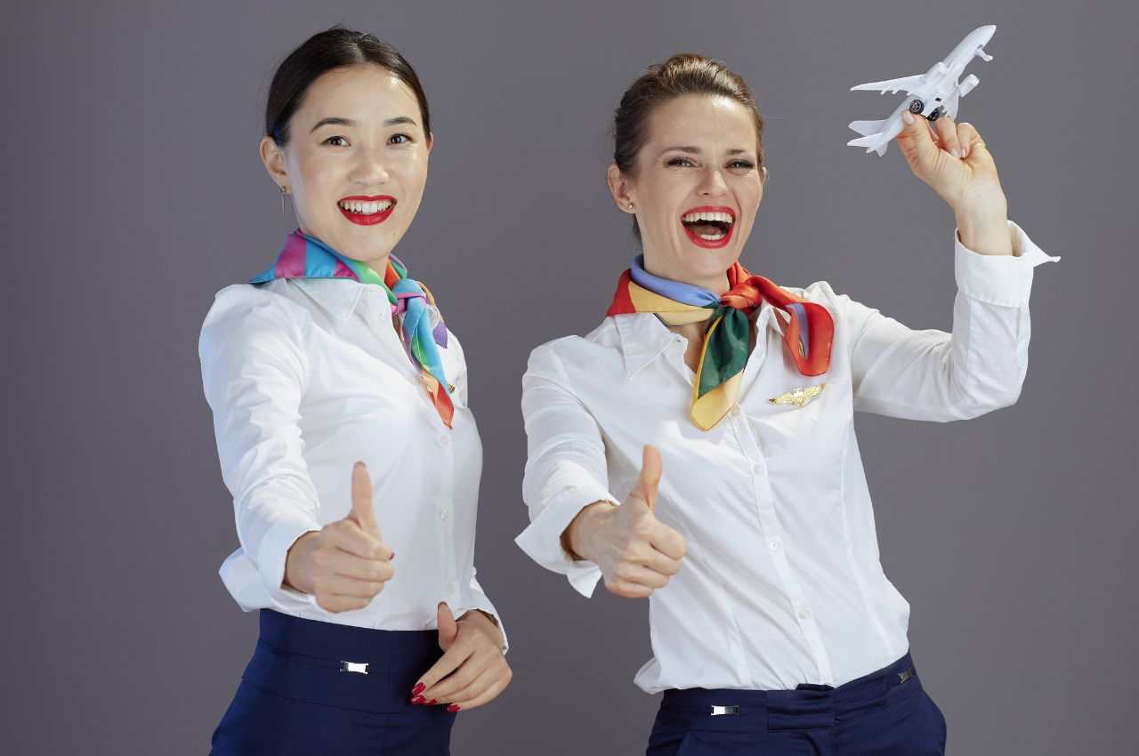 due hostess donne ed un aereo 