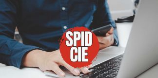 Persona dinanzi a pc e smartphone