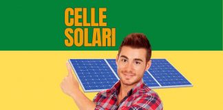 Ragazzo che indica, alle spalle pannelli solari
