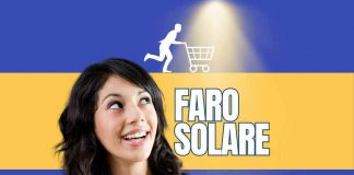 Ragazza sorridente che guarda getto di luce