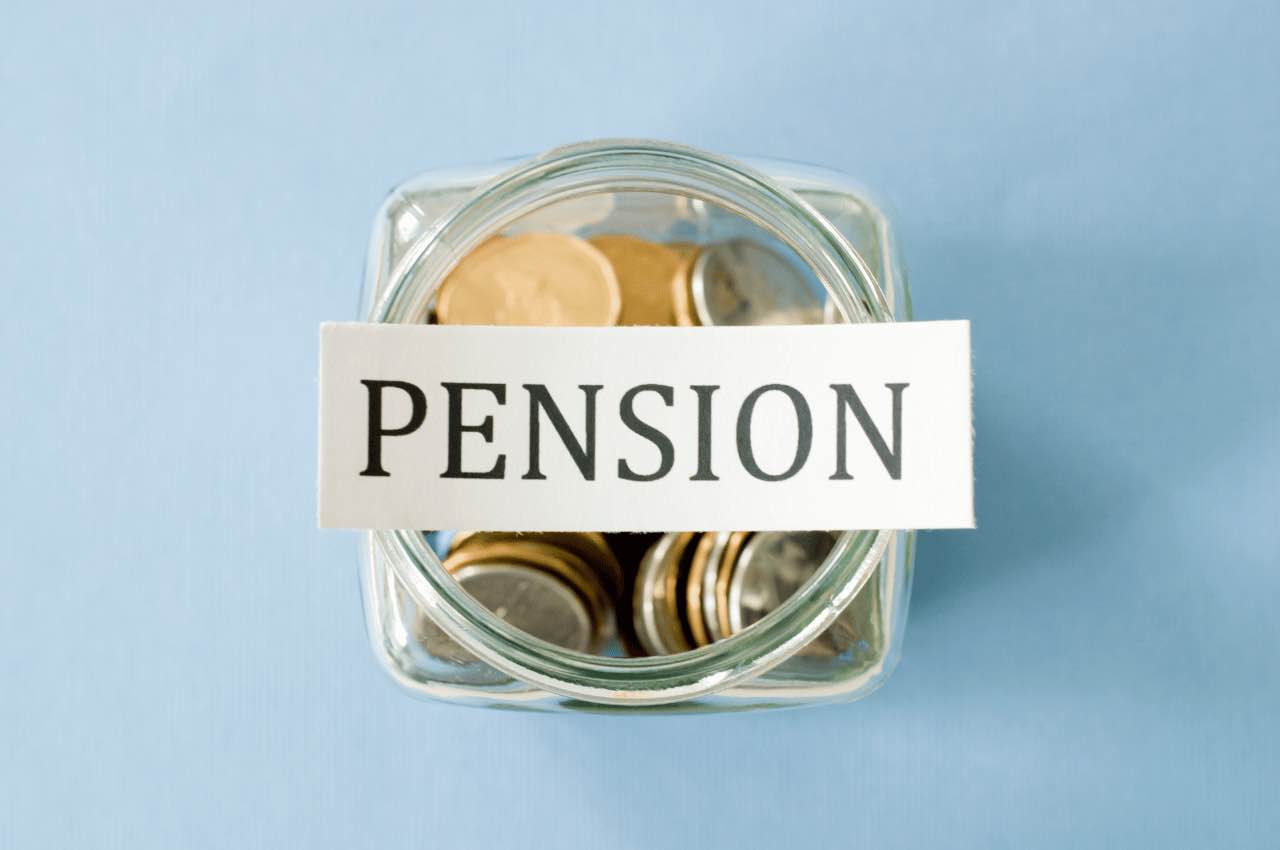 Contenitore con monete e biglietti che recita "pension"