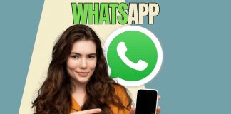 Immagine con donna che indica lo smartphone, logo di whatsapp alle saplle