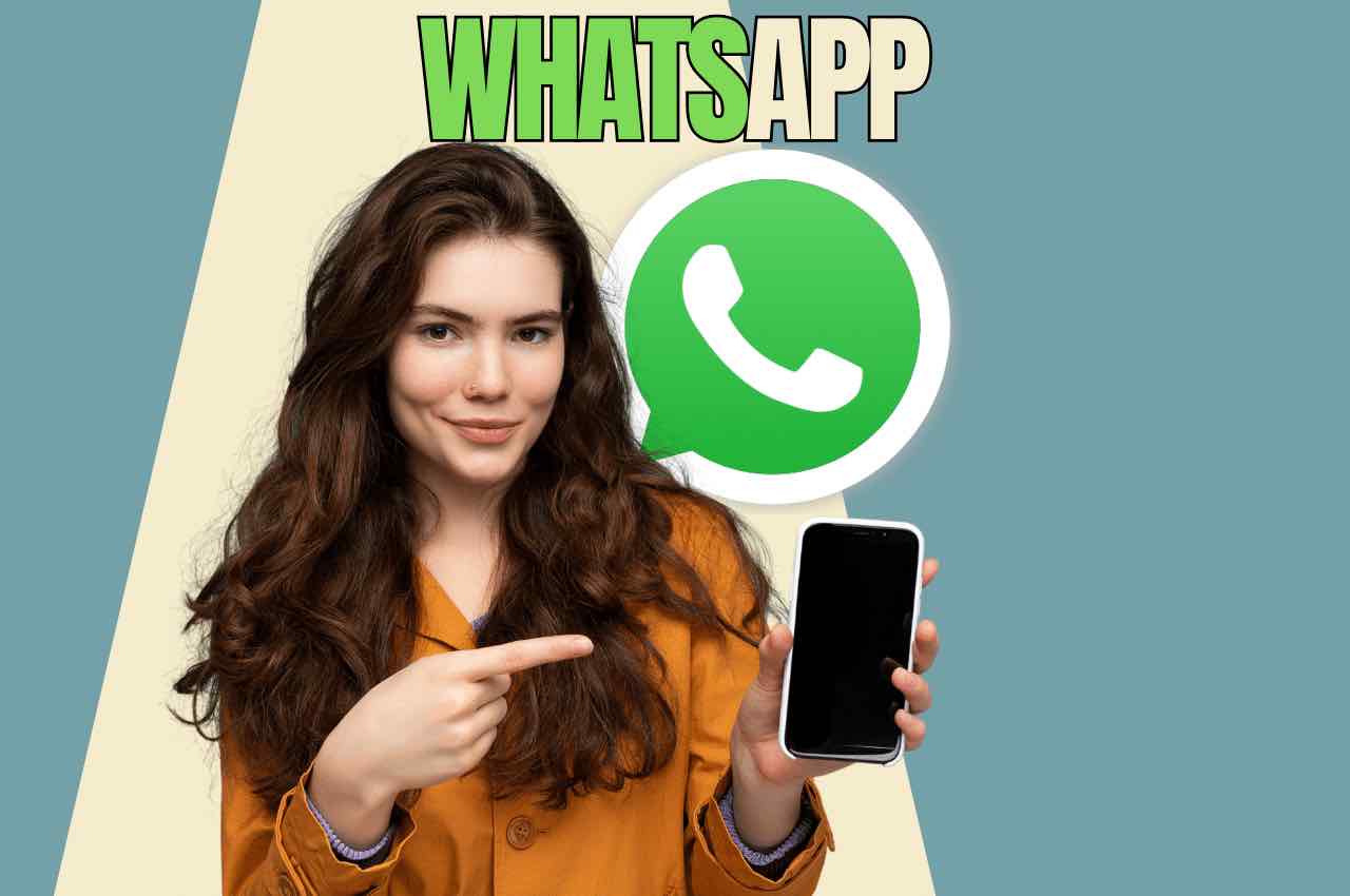 Immagine con donna che indica lo smartphone, logo di whatsapp alle saplle
