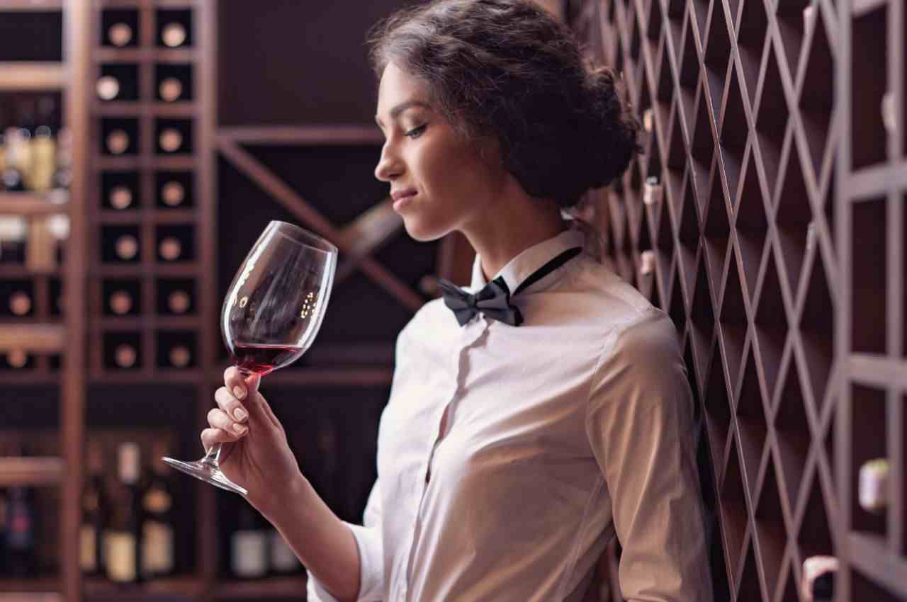 donna con un calice di vino