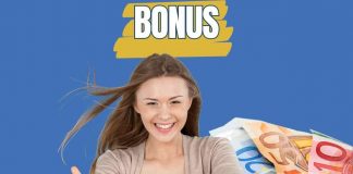 Donna sorridente e felice, alle spalle delle banconote