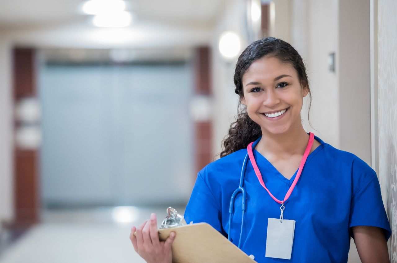 infermiere donna sorridente con cartellina in mano