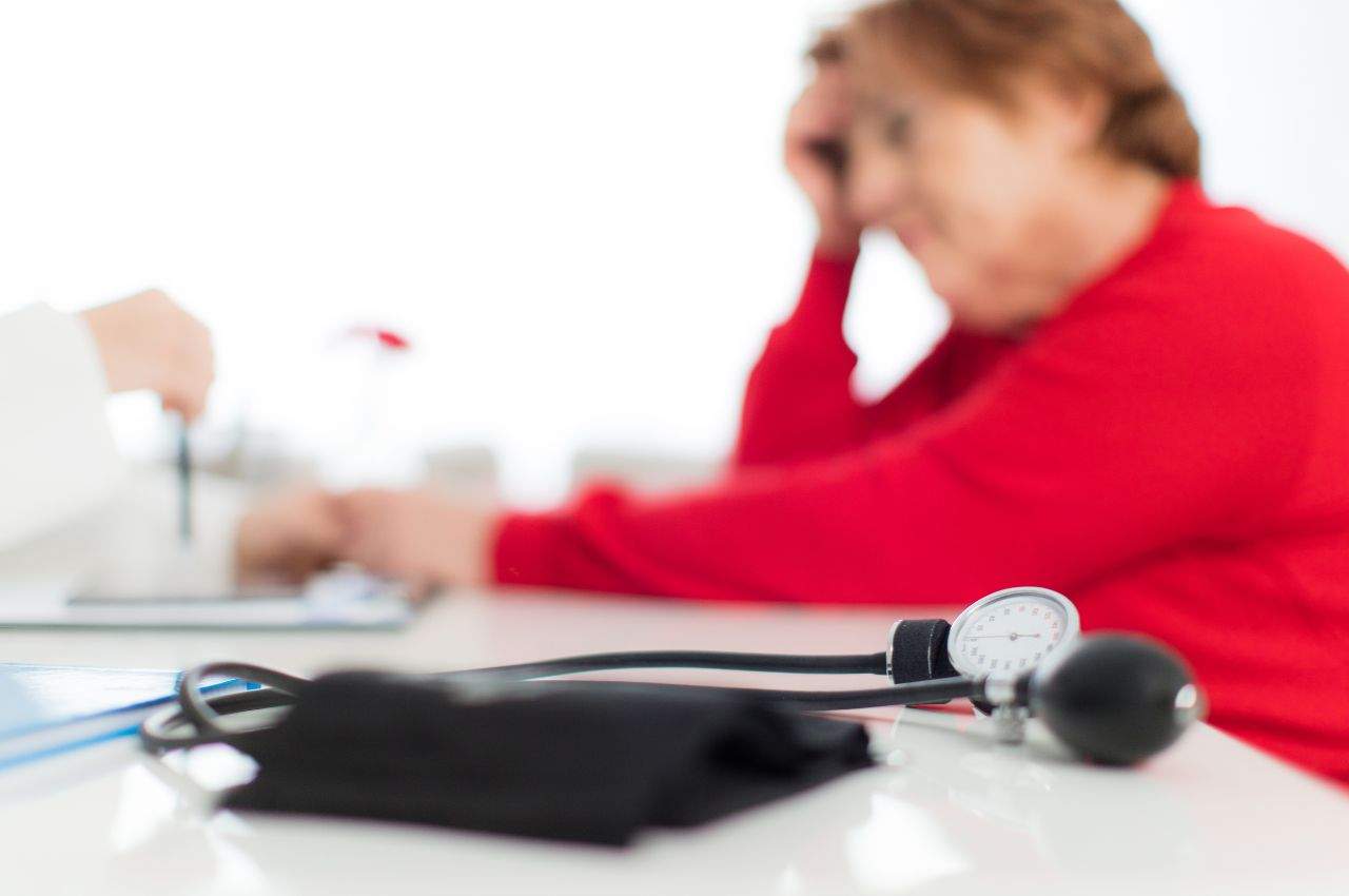 donna che sta male sullo sfondo e strumento medico in primo piano