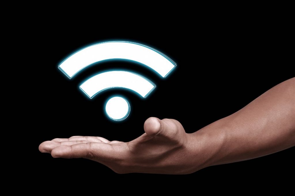 Illustrazione di mano con il simbolo del wi-fi