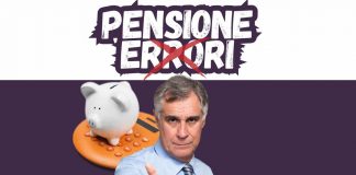 Uomo che indica un "No", alle spalle salvadanaio e calcolatrice