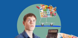 Ragazzo con calcolatrice: alle spalle banconote e carrello pieno di prodotti