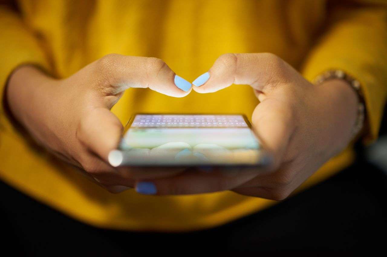 mani di donna con cellulare 