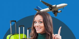Donna sorridente che indica un aereo in volo. Alle spalle le valigie