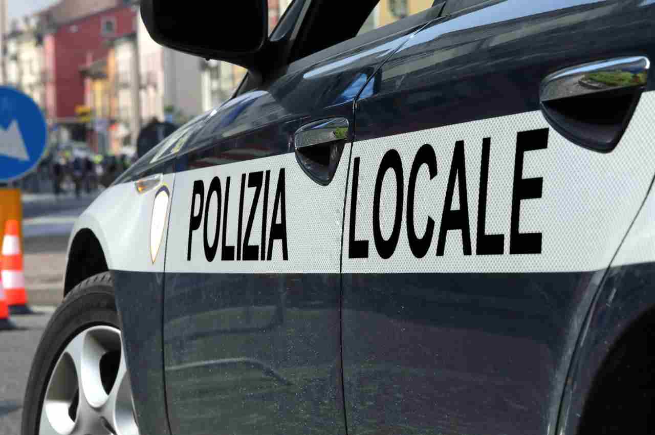 auto della polizia locale italiana