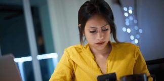 Ragazza che guarda lo smartphone