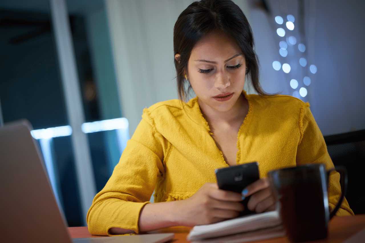 Ragazza che guarda lo smartphone