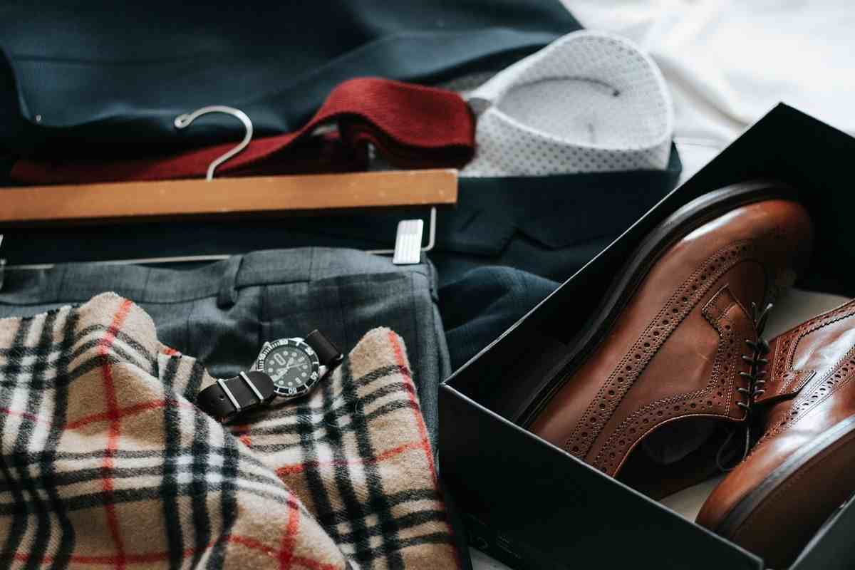camicia, giacca, scarpe, orologio ed altri prodotti per uomo