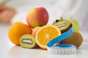 frutta di stagione su un tavolo con un metro da sarto