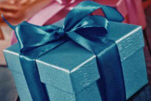 un pacchetto regalo con nastro lucido