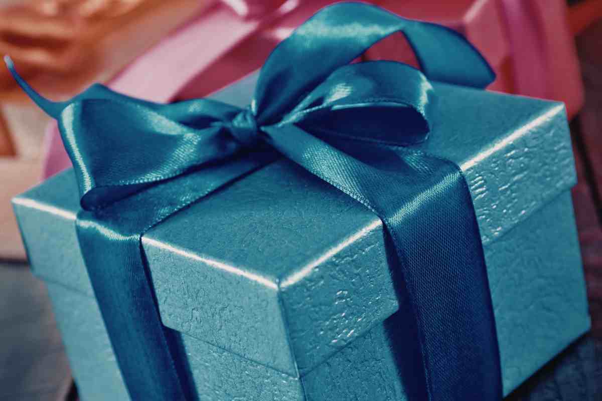 un pacchetto regalo con nastro lucido