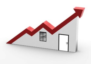 Grafico a forma di casa con freccia rossa rivolta verso l'alto che indica la crescita del mercato immobiliare.
